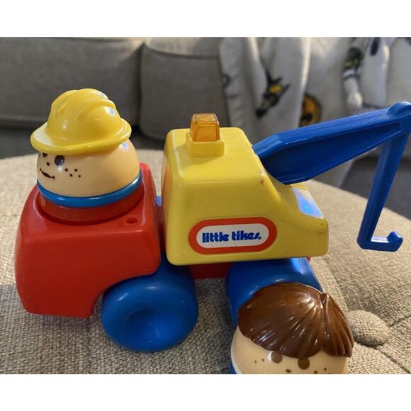 Vintage Little Tikes Toddle Tots Tow Truck w/ 2 Construction Figures Boy Toys - Picture 1 of 3